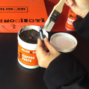 Aplicación en un tornillo Aplicación de pasta de cobre con brocha