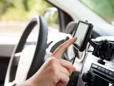 conductor estableciendo ruta en el navegador