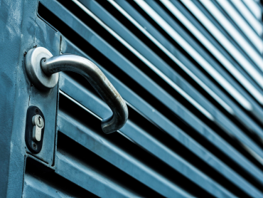 cerradura puerta de hierro